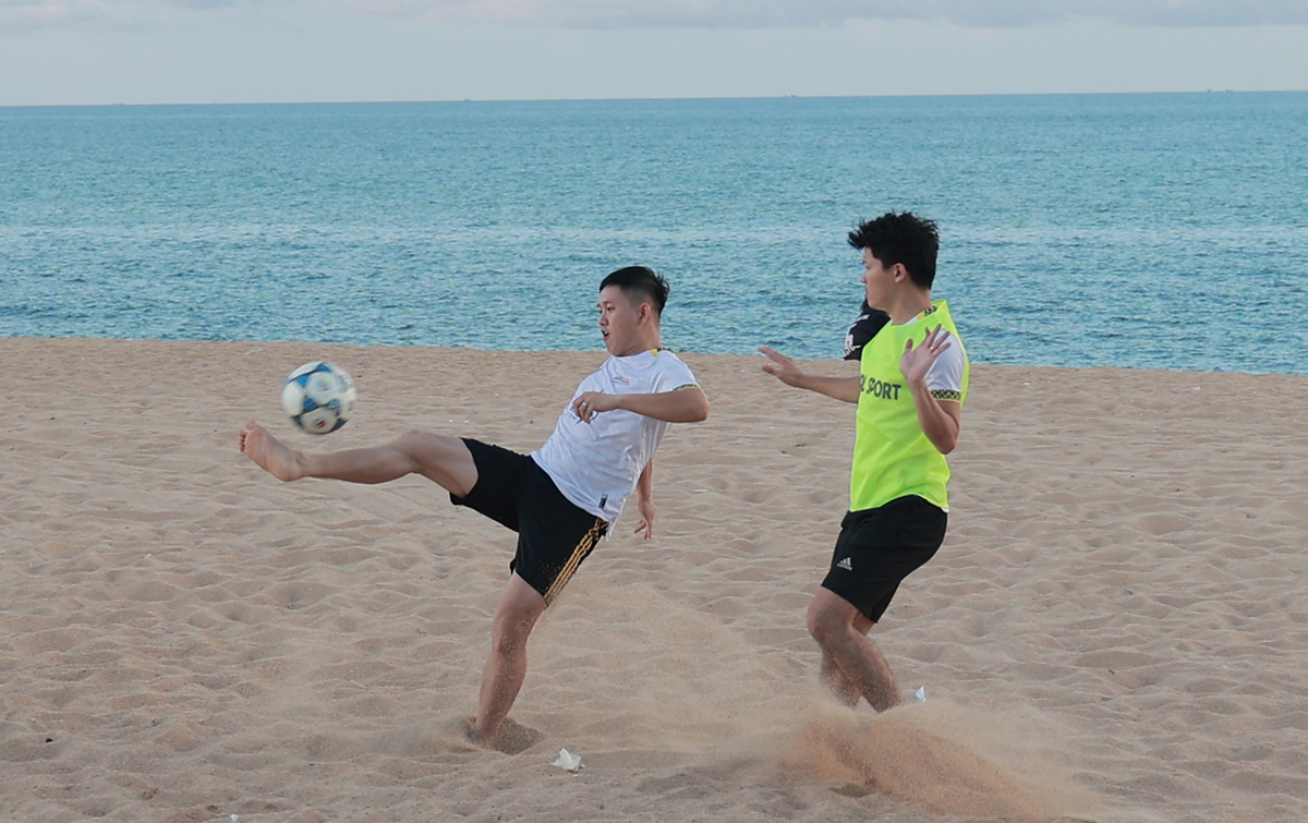 Đá bóng là môn thể thao hoàn hảo giữa ánh nắng chan hòa và tiếng sóng vỗ